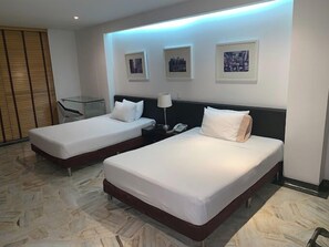 Standaard Twin kamer | Een bureau, een laptopwerkplek, een strijkplank/strijkijzer, gratis wifi