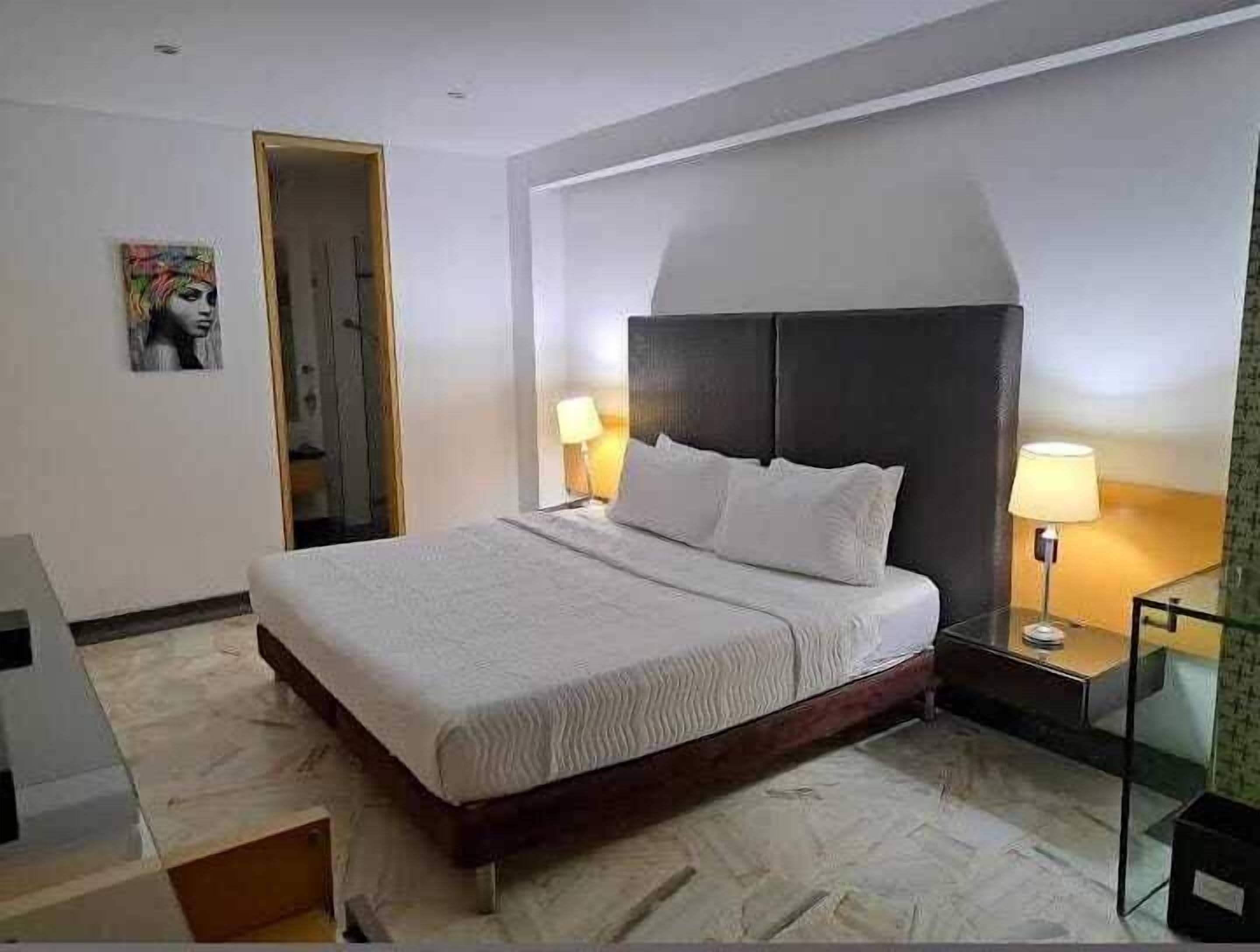 Desk, laptop workspace, iron/ironing board, free WiFi