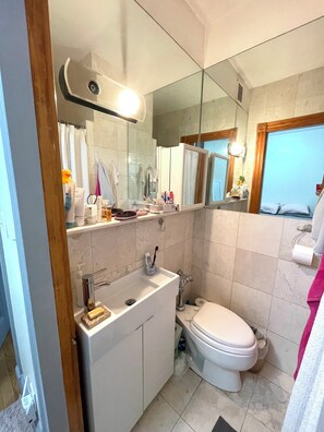 Towels, toilet paper - Charming condo with AC on Beacon Hill (Boston)