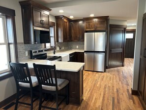 Mikrovågsugn, ugn, spishäll och diskmaskin