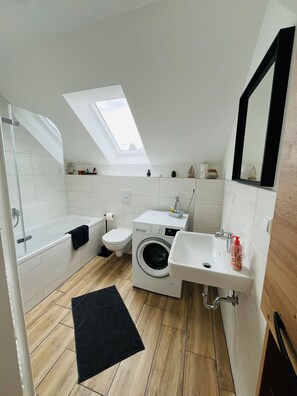 ヘアドライヤー、タオル、トイレットペーパー