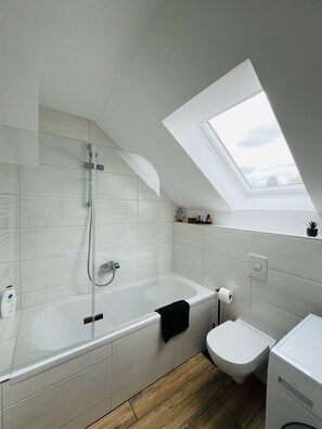 SĂšche-cheveux, serviettes fournies, papier toilette