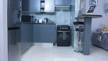 Refrigerador, microondas, horno y parrilla de estufa