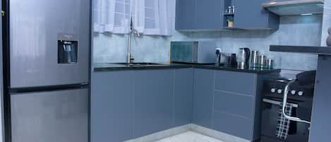 Kylskåp, mikrovågsugn, ugn och spishäll