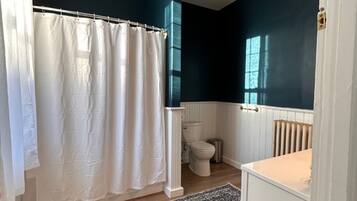 Luxury Suite, 1 King Bed, Non Smoking | Bathroom | Towels, soap, shampoo, toilet paper