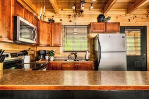 冷蔵庫、電子レンジ、オーブン、コンロ