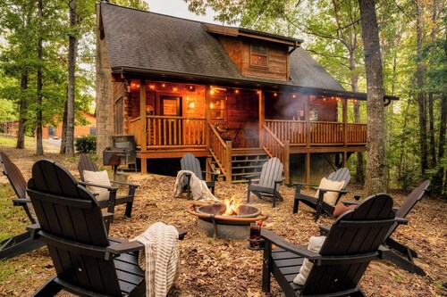 Family Friendly! Near Dollywood | 3 King Beds+Built-in Bunks | Firepit | Game Rm