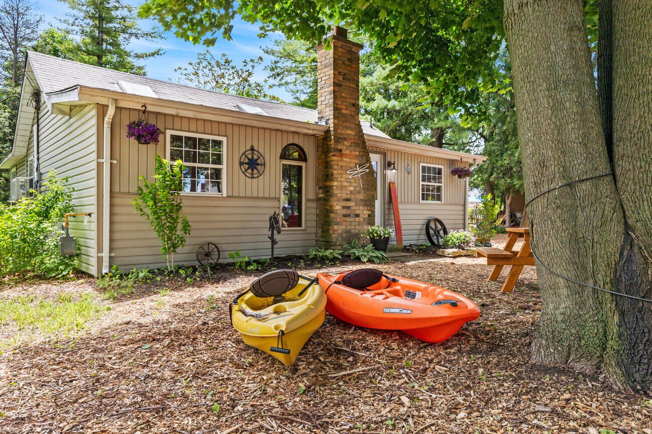 Guests have access to 2 kayaks as well as paddles. 