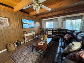 Älytelevisio, takka, kirjoja