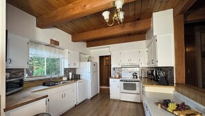 Kaffetrakter/tekoker, kjøleskap, mikrobølgeovn og ovn