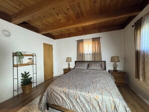 4 makuuhuonetta, tallelokero huoneessa, silitysrauta/-lauta