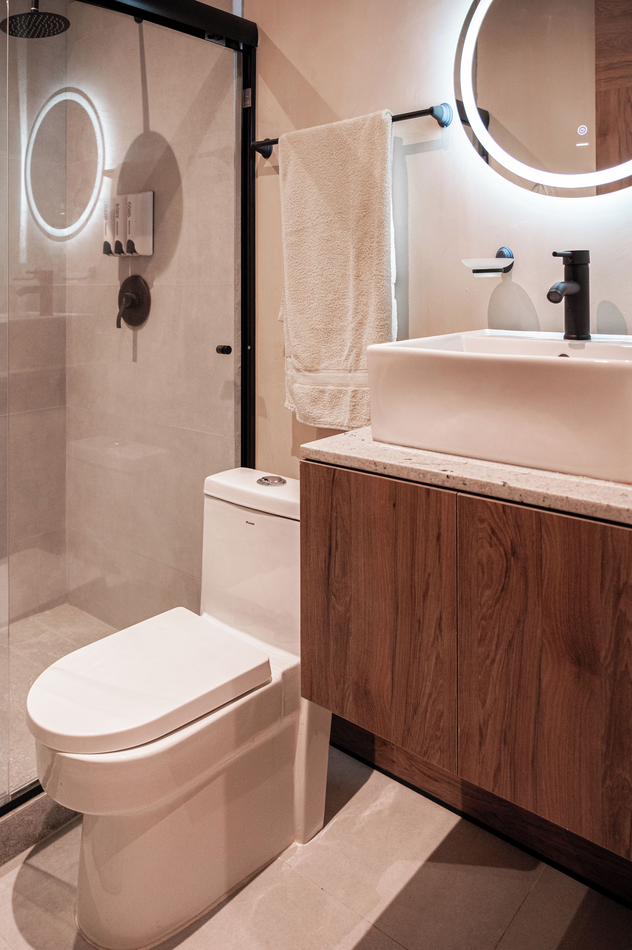 Habitación doble Confort | Baño | Regadera, toallas, jabón, shampoo 