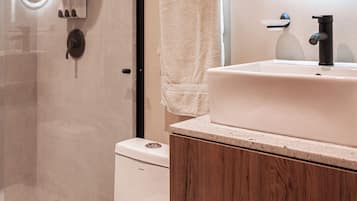 Habitación doble Confort | Baño | Regadera, toallas, jabón, shampoo