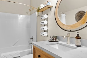 Secadora de cabello, toallas, jabón, papel de baño 