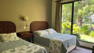 5 bedrooms, desk, iron/ironing board, WiFi