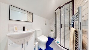 Douche, sèche-cheveux, serviettes fournies, savon