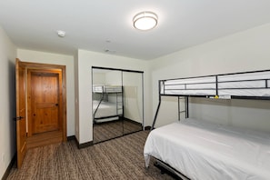 Room - New Spacious 6-bedroom chalet in beautiful Big Bear Lake with WiFi, AC (Big Bear Lake)