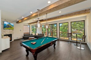 Games room - New Spacious 6-bedroom chalet in beautiful Big Bear Lake with WiFi, AC (Big Bear Lake)