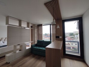 Basic Apartment, City View | Living area