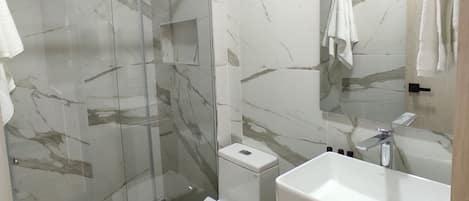 Estudio básico, vista a la ciudad | Baño