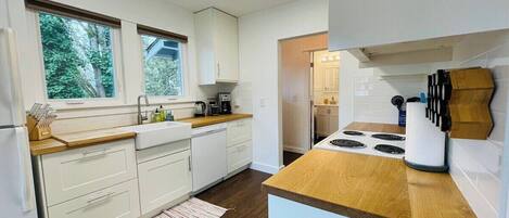 Basic Apartment | Private kitchen | Electric kettle, toaster