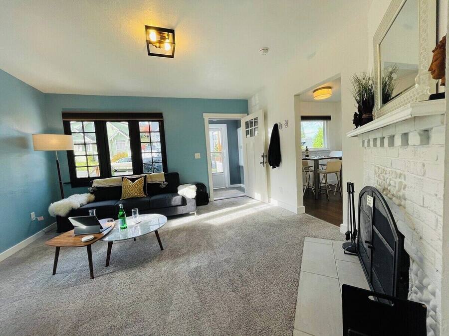 Eenvoudig appartement | Woonruimte | Een flatscreentelevisie