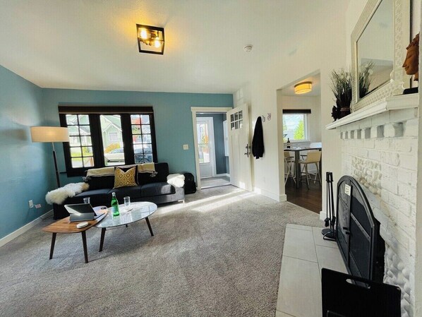 Basic Apartment | Living area | Flat-screen TV