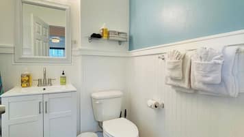 Basic Apartment | Bathroom