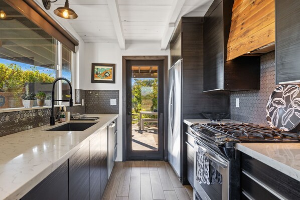 Een koelkast, een microgolfoven, een oven, een kookplaat