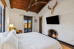 3 slaapkamers, een bureau, een strijkplank/strijkijzer, reisbedje