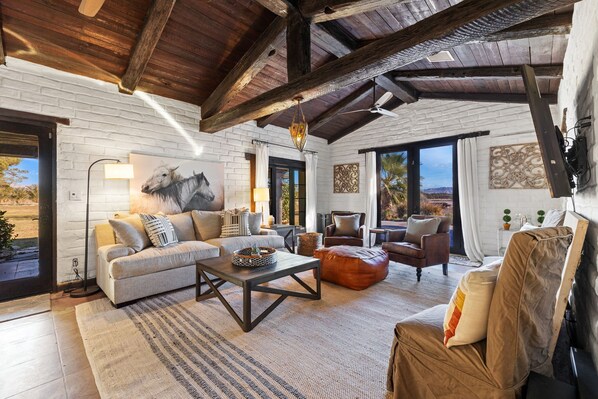 Smart-TV, Kamin, Bücher