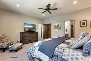 4 bedrooms, desk, iron/ironing board, travel crib