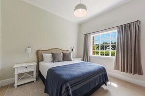 5 bedrooms, iron/ironing board, WiFi, bed sheets