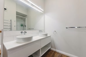 Shower, hair dryer - Springfields Homestead - Rapaura Holiday Home (Blenheim)