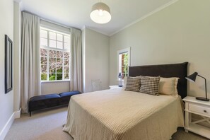 5 habitaciones, tabla de planchar con plancha, wifi y ropa de cama 