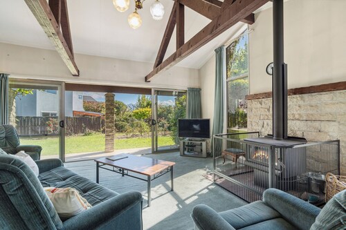 Sunlit Solace - Wanaka Holiday Home