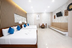 Family Room | Desk, laptop workspace, free WiFi, bed sheets - KS Residence (Patong)