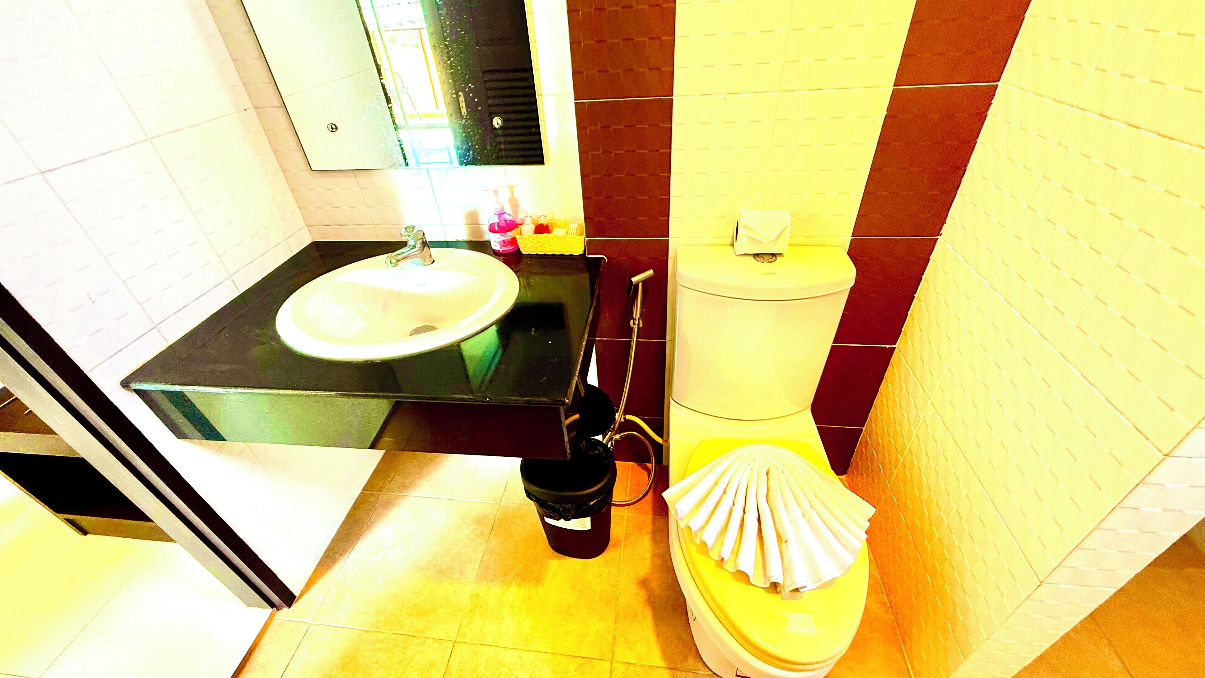 Un baño con lavamanos, inodoro y bidé.