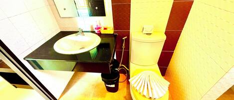 Un baño con lavamanos, inodoro y bidé.