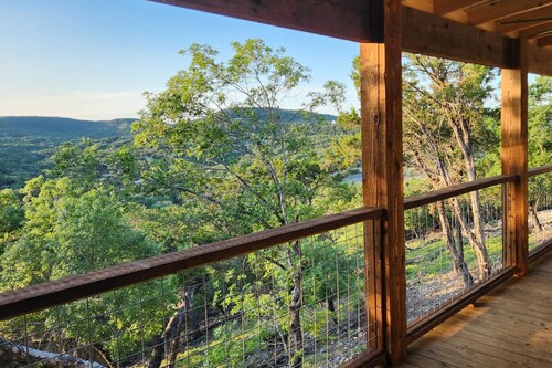 Peaceful HIlltop Cabin w/ Amazing Views & Hot Tub