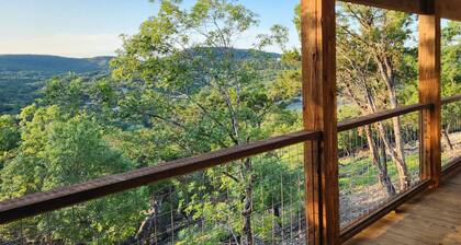 Peaceful HIlltop Cabin w/ Amazing Views & Hot Tub