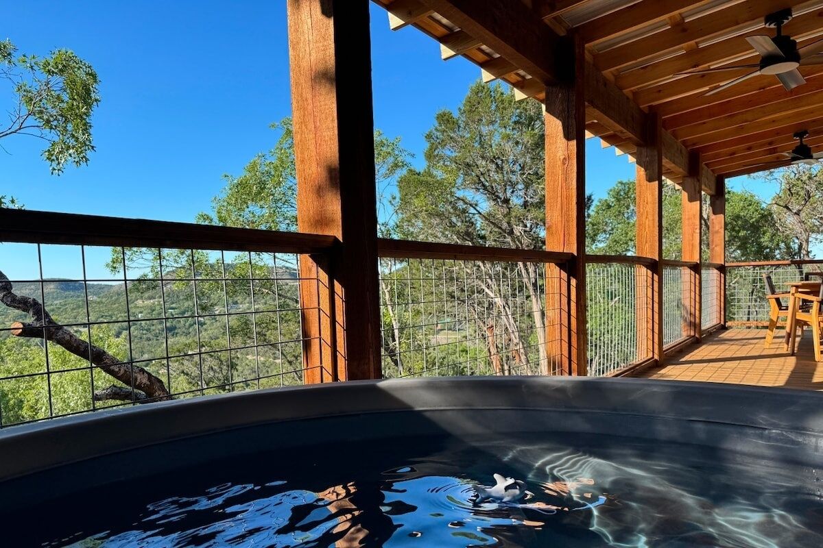 Un bain à remous avec vue sur un paysage boisé.