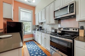 Fridge, microwave, oven, stovetop - Beautiful Historic Home close to Downton/ Forsyth park/ Restaurants /Riverwalk (Savannah)
