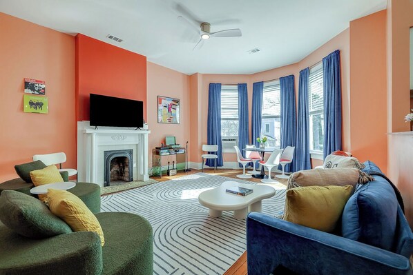 Smart TV, books, music library - Beautiful Historic Home close to Downton/ Forsyth park/ Restaurants /Riverwalk (Savannah)