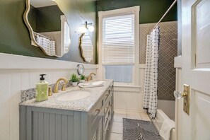 Dusj, hårføner og håndklær