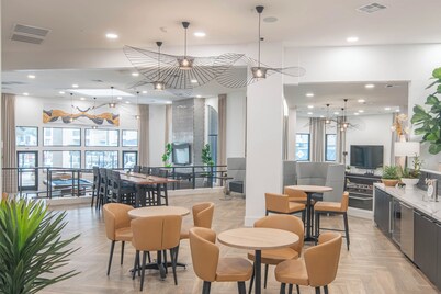 Kitchen-Washer-WiFi-AC-Pool-Gym xx Golf Shop Dine