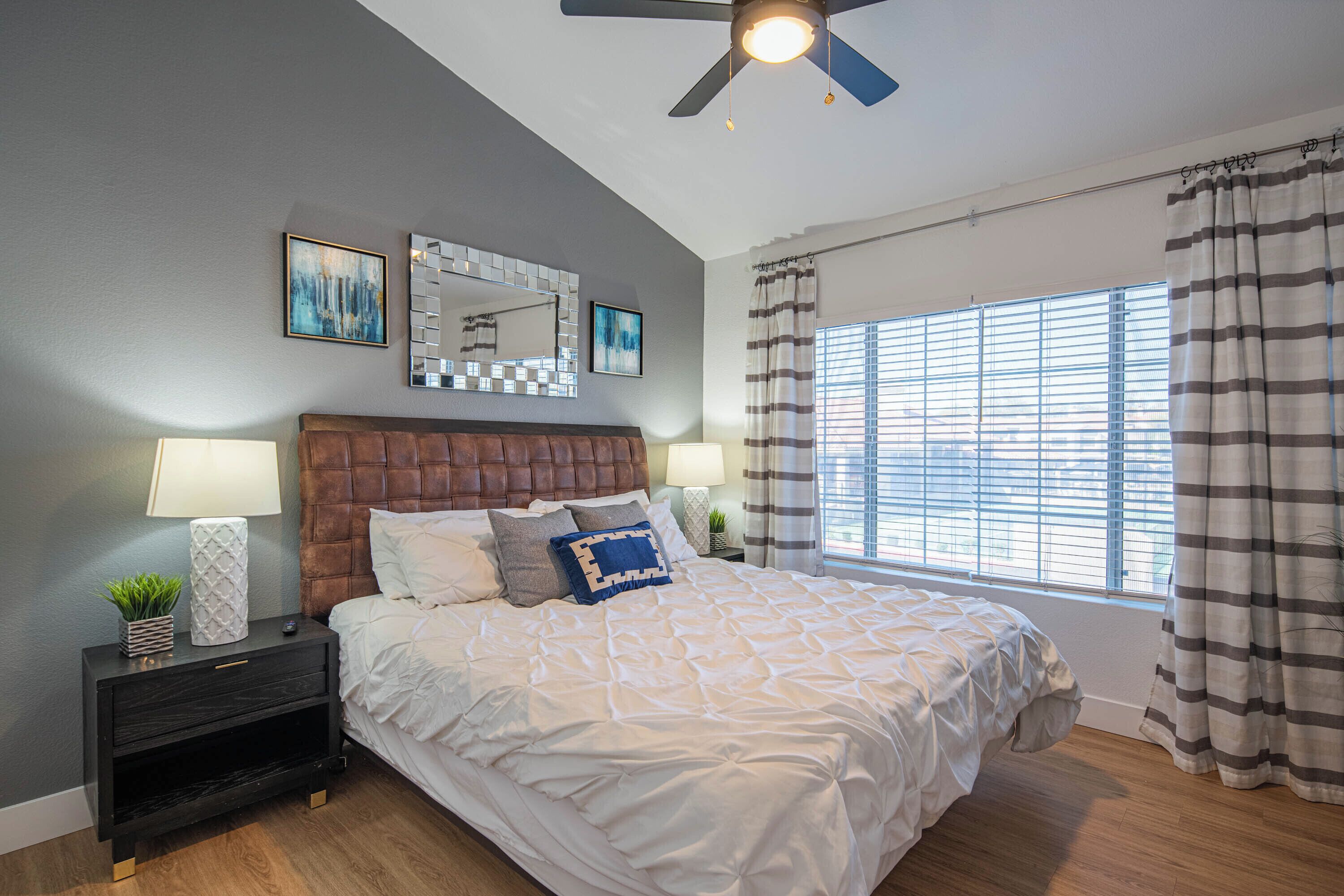 2 chambres, bureau, fer et planche à repasser, lit parapluie