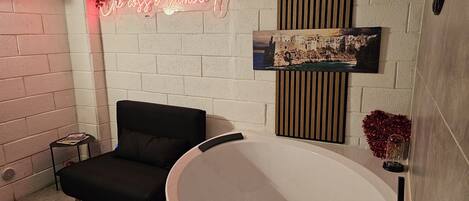 Shower, jetted bath, hair dryer, towels