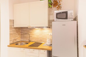 Fridge, microwave, stovetop, coffee/tea maker