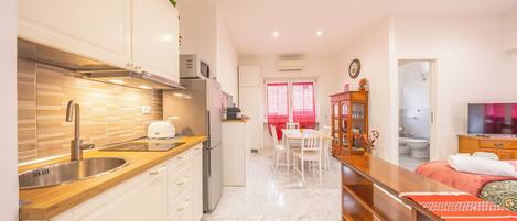 Refrigerador, microondas, placa de cocina, cafetera/tetera